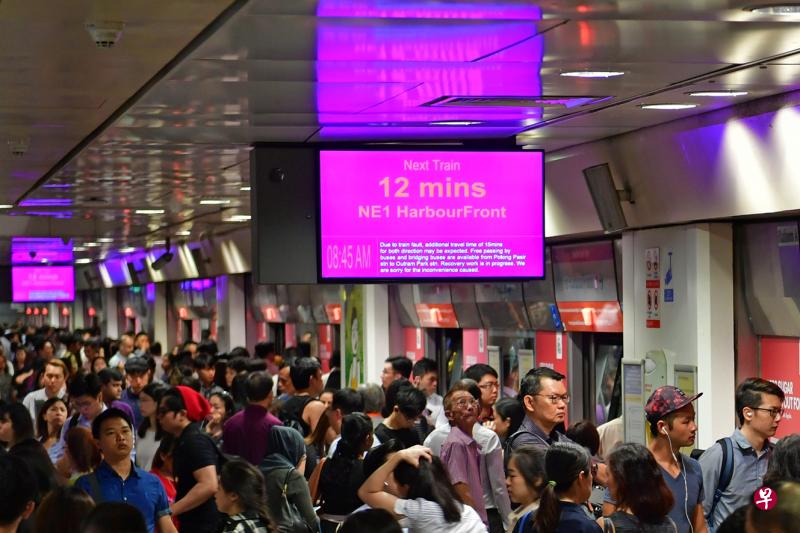 2018年4月11日,地跌东北线服务因列车问题而受影响,小印度站的乘客在月台等待地铁服务恢复正常运作。(《海峡时报》) 2018年4月11日,地跌东北线服务因列车问题而受影响,小印度站的乘客在月台等待地铁服务恢复正常运作。(《海峡时报》)