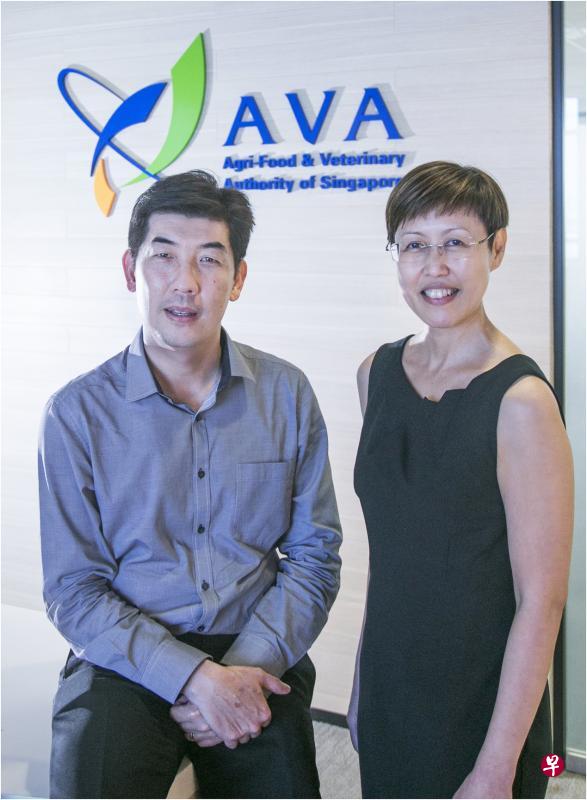 农粮局副局长陈丽琴(右)与叶钦赋都是经历过原产局和农粮局两代机构的老臣子。(熊俊华摄) 农粮局副局长陈丽琴(右)与叶钦赋都是经历过原产局和农粮局两代机构的老臣子。(熊俊华摄)