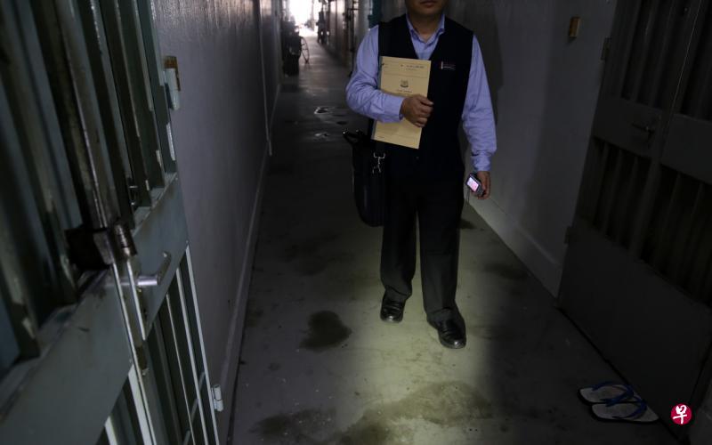 基于职业原因,执达吏谢金华不便露脸。他说,从申请庭令开始,债权人和债务人最好保持沟通,才能确保查封工作顺利进行。(梁麒麟摄) 基于职业原因,执达吏谢金华不便露脸。他说,从申请庭令开始,债权人和债务人最好保持沟通,才能确保查封工作顺利进行。(梁麒麟摄)