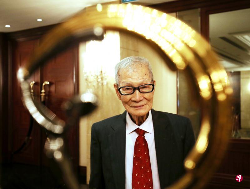 陈国信:我送上礼券时,司机的第一个反应是很意外,会拒绝收,但我告诉他:我是要表扬你,只是一点心意。(林国明摄) 陈国信:我送上礼券时,司机的第一个反应是很意外,会拒绝收,但我告诉他:我是要表扬你,只是一点心意。(林国明摄)