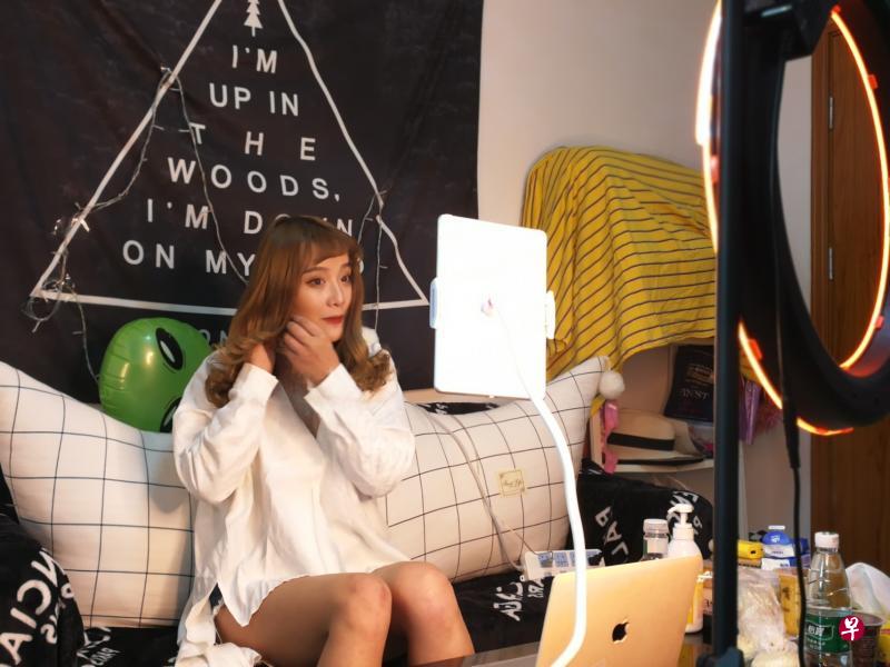 每次直播前,抖音平台主播李雅雯都要认真准备妆容,以最佳状态投入直播。她把自家客厅打造成直播场景,她居住的公寓也是工作间。(曾实摄)直播前的李雅雯——在下来数小时内,她必须全程集中,保持端坐状态且情绪饱满,还要一直观察粉丝,与粉丝互动。(曾实摄) 每次直播前,抖音平台主播李雅雯都要认真准备妆容,以最佳状态投入直播。她把自家客厅打造成直播场景,她居住的公寓也是工作间。(曾实摄)直播前的李雅雯——在下来数小时内,她必须全程集中,保持端坐状态且情绪饱满,还要一直观察粉丝,与粉丝互动。(曾实摄)