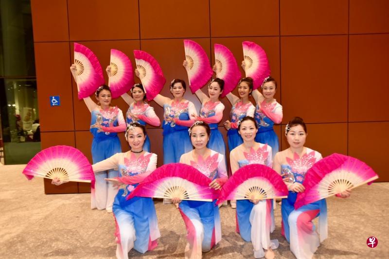 陈亭亦(后排右三)与永定、龙岩会馆的舞者共同表演《采茶灯》舞蹈。(受访者提供图片) 陈亭亦(后排右三)与永定、龙岩会馆的舞者共同表演《采茶灯》舞蹈。(受访者提供图片)