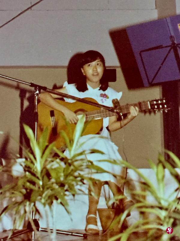 1981年7月,来自不同中学的学生聚合国初第三讲堂,聆听那场国初中文学会呈献的“自创歌曲发表会”——同学们抱琴开麦,抖落自己的音符,颜黎明的演唱生涯,由此开步。(李益任摄) 1981年7月,来自不同中学的学生聚合国初第三讲堂,聆听那场国初中文学会呈献的“自创歌曲发表会”——同学们抱琴开麦,抖落自己的音符,颜黎明的演唱生涯,由此开步。(李益任摄)