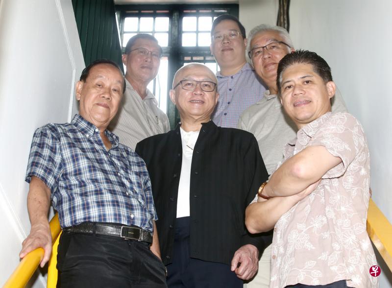 过去八年一直担任新加坡琼海同乡会会长的庞琳(左三),正和同乡会其他领导人筹划70周年大庆,他们包括秘书长司衍进(左起)、副会长吴生发、青年部主任黎权鋆、副会长庞威和李香泽。(陈斌勤摄) 过去八年一直担任新加坡琼海同乡会会长的庞琳(左三),正和同乡会其他领导人筹划70周年大庆,他们包括秘书长司衍进(左起)、副会长吴生发、青年部主任黎权鋆、副会长庞威和李香泽。(陈斌勤摄)