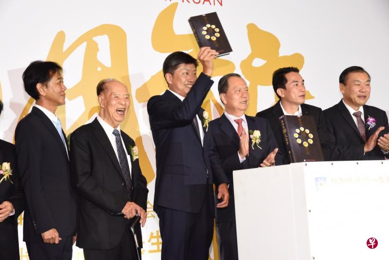 潮州八邑会馆会务顾问郭明忠(左起)、永久名誉会长翁烈强、总理公署部长黄志明、会长蔡纪典、永远名誉会长唐逸刚和潮州总会会长谢楚明,与其他嘉宾一起在台上为新书主持推介仪式。(伍书永摄) 潮州八邑会馆会务顾问郭明忠(左起)、永久名誉会长翁烈强、总理公署部长黄志明、会长蔡纪典、永远名誉会长唐逸刚和潮州总会会长谢楚明,与其他嘉宾一起在台上为新书主持推介仪式。(伍书永摄)