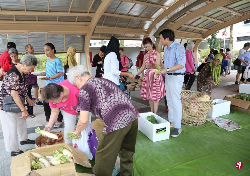 SG Food Rescue昨天为女皇镇居民提供600公斤的免费蔬果,丹戎巴葛集选区议员谢世儒医生(穿蓝衣者)也到场协助分发。(庄耿闻摄) SG Food Rescue昨天为女皇镇居民提供600公斤的免费蔬果,丹戎巴葛集选区议员谢世儒医生(穿蓝衣者)也到场协助分发。(庄耿闻摄)