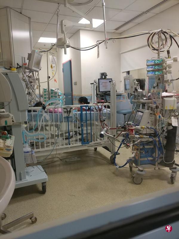 女童一度入住加护病房。(取自面簿) 女童一度入住加护病房。(取自面簿)