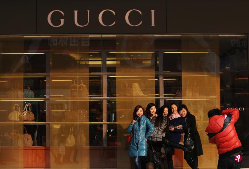 中国“千禧一代”奢侈品消费主力军非常年轻,受过大学本科及以上教育,其中七成为女性消费者。(新华社) 中国“千禧一代”奢侈品消费主力军非常年轻,受过大学本科及以上教育,其中七成为女性消费者。(新华社)