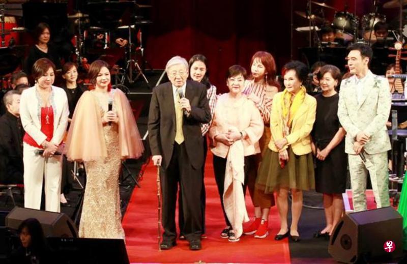 李行(中间穿西装者)的音乐会,演员、歌手力挺。(互联网) 李行(中间穿西装者)的音乐会,演员、歌手力挺。(互联网)