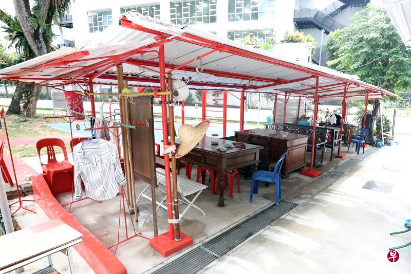 遮篷内堆积了杂物和盆栽,有的甚至摆放了桌椅和热水壶,犹如小凉亭。(饶进礼摄) 遮篷内堆积了杂物和盆栽,有的甚至摆放了桌椅和热水壶,犹如小凉亭。(饶进礼摄)