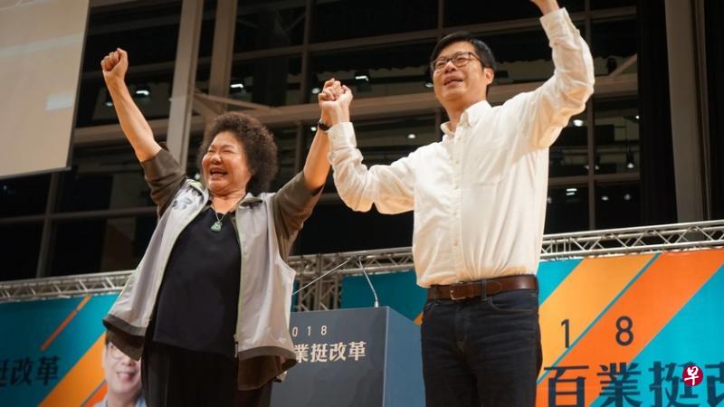 素有“南霸天”封号的民进党籍原高雄市长陈菊(左)仍在地方上享有高人气。但学者认为,陈菊与陈其迈(右)之间有多年心结,陈菊会否使出全力辅选还有待观察。(互联网) 素有“南霸天”封号的民进党籍原高雄市长陈菊(左)仍在地方上享有高人气。但学者认为,陈菊与陈其迈(右)之间有多年心结,陈菊会否使出全力辅选还有待观察。(互联网)