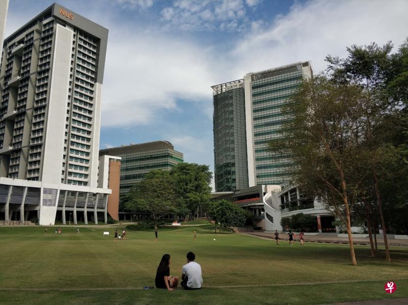 在寸土寸金的新加坡，校方提供了一块面积如此之大的草坪供学生们自由活动。