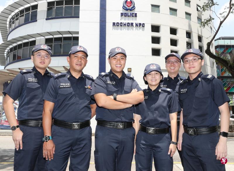 共有八名来自梧槽邻里警署的警员参与行动，其中包括伊沙警长（左二）、邢增存警曹（左三）和第一个发现嫌犯踪迹的李政木夕警曹（右二）。（海峡时报）
