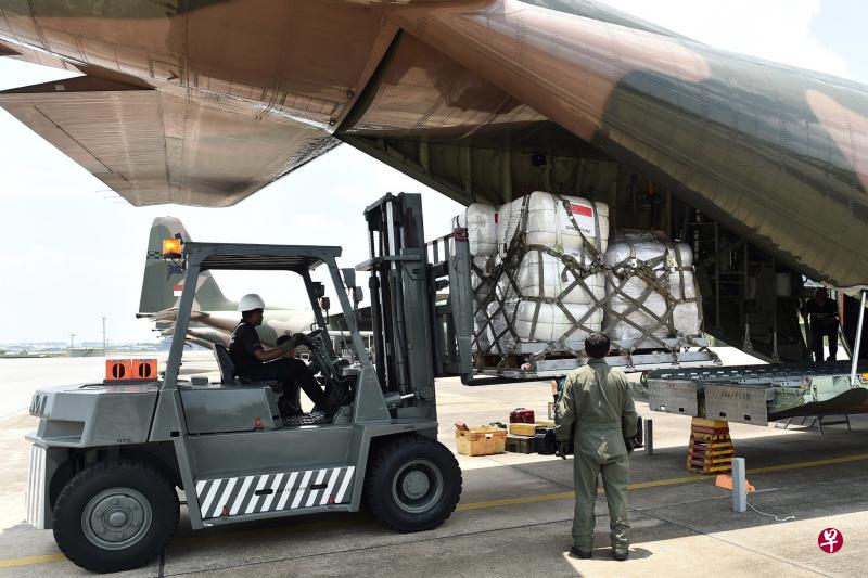 空军部队的两架C-130军用运输机昨天在巴耶利峇空军基地装上救援物品，飞往印尼中苏拉威西省灾区协助赈灾。（取自黄永宏面簿）