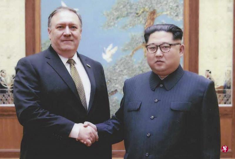 2018年4月26日,美国国务卿蓬佩奥(左)在平壤与朝鲜领袖金正恩会谈。(法新社) 2018年4月26日,美国国务卿蓬佩奥(左)在平壤与朝鲜领袖金正恩会谈。(法新社)