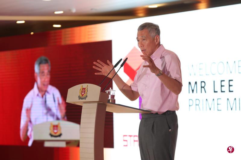 李显龙总理昨早在政府科技局为公共和私人领域科技开发者、编制员和技术专家举办的首届STACK科技开发者会议上致辞时提出我国在资讯科技领域下来的愿景和工作。(陈来福摄) 李显龙总理昨早在政府科技局为公共和私人领域科技开发者、编制员和技术专家举办的首届STACK科技开发者会议上致辞时提出我国在资讯科技领域下来的愿景和工作。(陈来福摄)