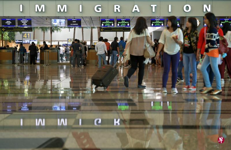 为确保电子入境卡能顺利推行,移民与关卡局将从今天起,在本地海陆空入境关卡展开为期三个月的试用期。(档案照片) 为确保电子入境卡能顺利推行,移民与关卡局将从今天起,在本地海陆空入境关卡展开为期三个月的试用期。(档案照片)