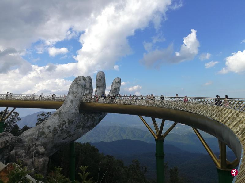 云雾缭绕下,走在天空步道上,被两个巨大的石手捧在高处。 云雾缭绕下,走在天空步道上,被两个巨大的石手捧在高处。