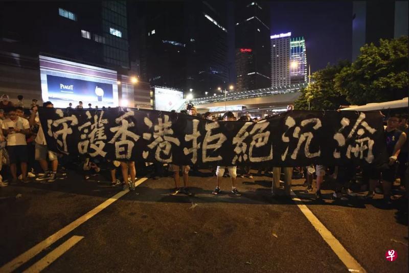 新加坡导演梁思众的《伞上:遍地开花》,是第55届金马奖最佳纪录片入围片之一。(苹果日报图) 新加坡导演梁思众的《伞上:遍地开花》,是第55届金马奖最佳纪录片入围片之一。(苹果日报图)
