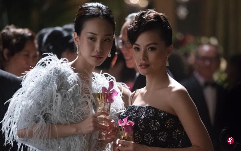 刘佳镁(左)《疯狂富豪》演出“八卦女王”。(Fly Entertainment) 刘佳镁(左)《疯狂富豪》演出“八卦女王”。(Fly Entertainment)