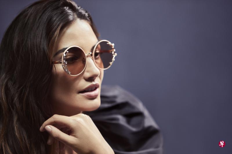 Jimmy Choo本季墨镜的镜片上有珠宝点缀,优雅高贵。(商家提供图片) Jimmy Choo本季墨镜的镜片上有珠宝点缀,优雅高贵。(商家提供图片)