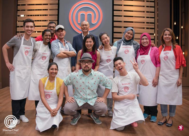 调个参峇辣椒炒盘饭,火速淘汰八名参赛者,剩下的10人是怎么选出来的,节目一点也没交待。(MasterChef Singapore提供) 调个参峇辣椒炒盘饭,火速淘汰八名参赛者,剩下的10人是怎么选出来的,节目一点也没交待。(MasterChef Singapore提供)