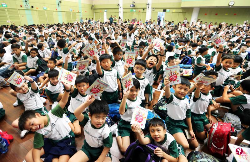 圣若瑟书院附小超过1400名小学生在庆祝儿童节的同时,也在准备“祖父母日”卡片,献给对他们百般呵护宠爱、陪伴他们成长的阿公和阿嫲。(严宣融摄) 圣若瑟书院附小超过1400名小学生在庆祝儿童节的同时,也在准备“祖父母日”卡片,献给对他们百般呵护宠爱、陪伴他们成长的阿公和阿嫲。(严宣融摄)