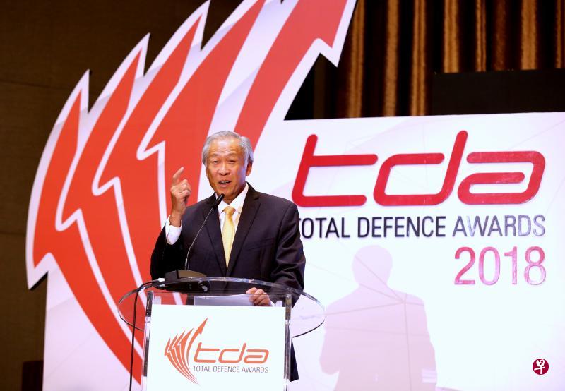 国防部长黄永宏医生昨天出席常年全面防卫奖颁奖礼,并在致辞时谈及全面防卫架构或须顺应现今局势的转变,也融入网袭和假信息防卫元素的可能性。(庄耿闻摄) 国防部长黄永宏医生昨天出席常年全面防卫奖颁奖礼,并在致辞时谈及全面防卫架构或须顺应现今局势的转变,也融入网袭和假信息防卫元素的可能性。(庄耿闻摄)