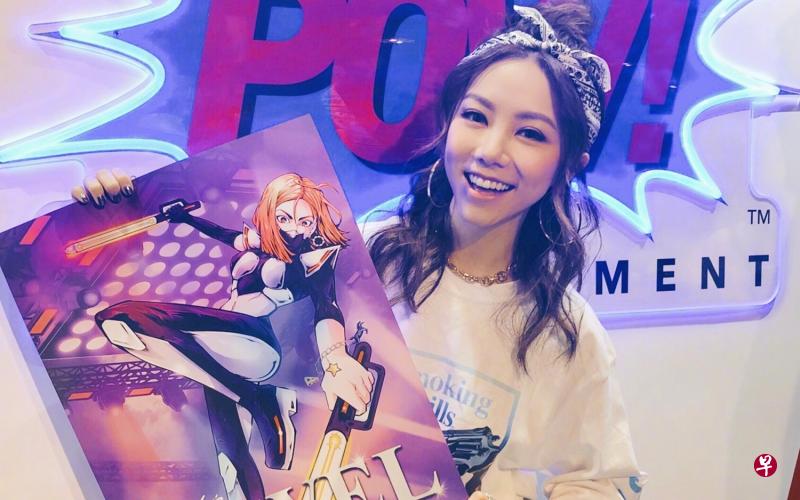 邓紫棋拿着中国超级女英雄“宝石”的海报。(互联网) 邓紫棋拿着中国超级女英雄“宝石”的海报。(互联网)