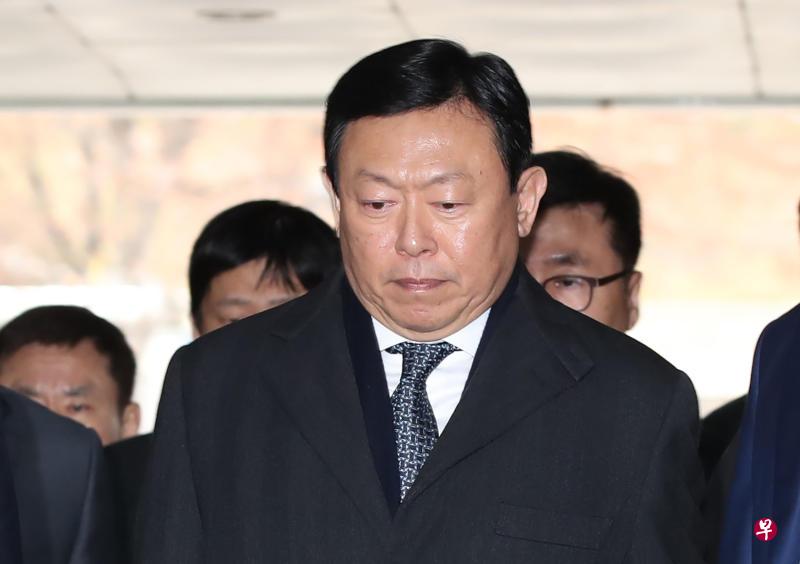 2017年12月22日,韩国乐天集团会长辛东彬抵达首尔中央地方法院接受审判。(法新社) 2017年12月22日,韩国乐天集团会长辛东彬抵达首尔中央地方法院接受审判。(法新社)