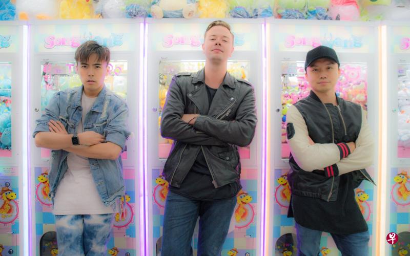 本地歌手何维健(左起)、荷兰DJSam Feldt及本地音乐人余星辰携手创作。(Mode Entertainment提供) 本地歌手何维健(左起)、荷兰DJSam Feldt及本地音乐人余星辰携手创作。(Mode Entertainment提供)