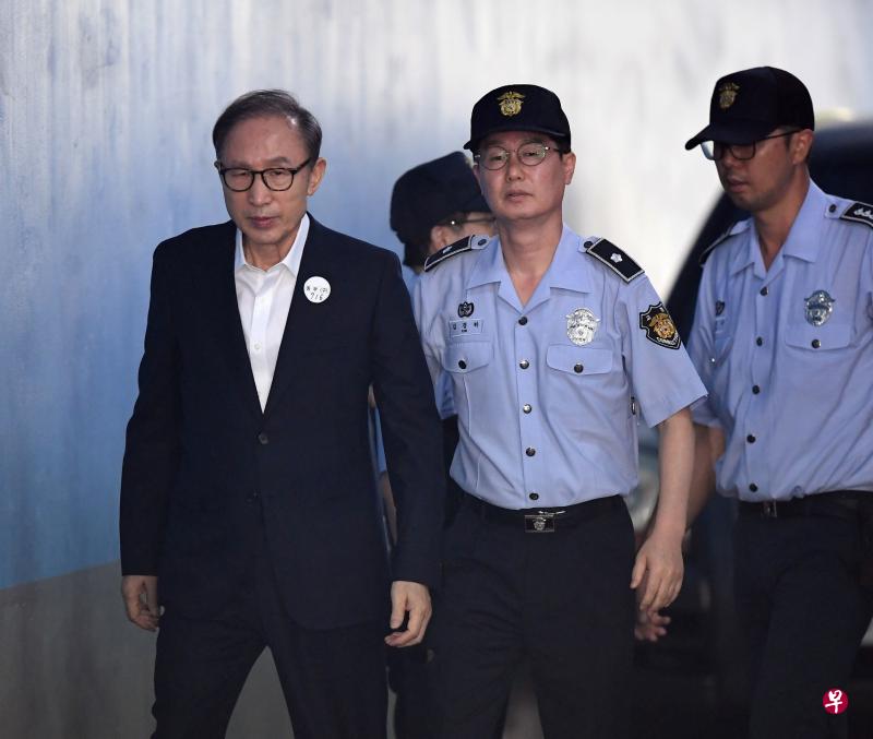 这是9月6日李明博(左一)被带上庭的情景,他昨天因“身体不适”没有出庭听判。(法新社) 这是9月6日李明博(左一)被带上庭的情景,他昨天因“身体不适”没有出庭听判。(法新社)