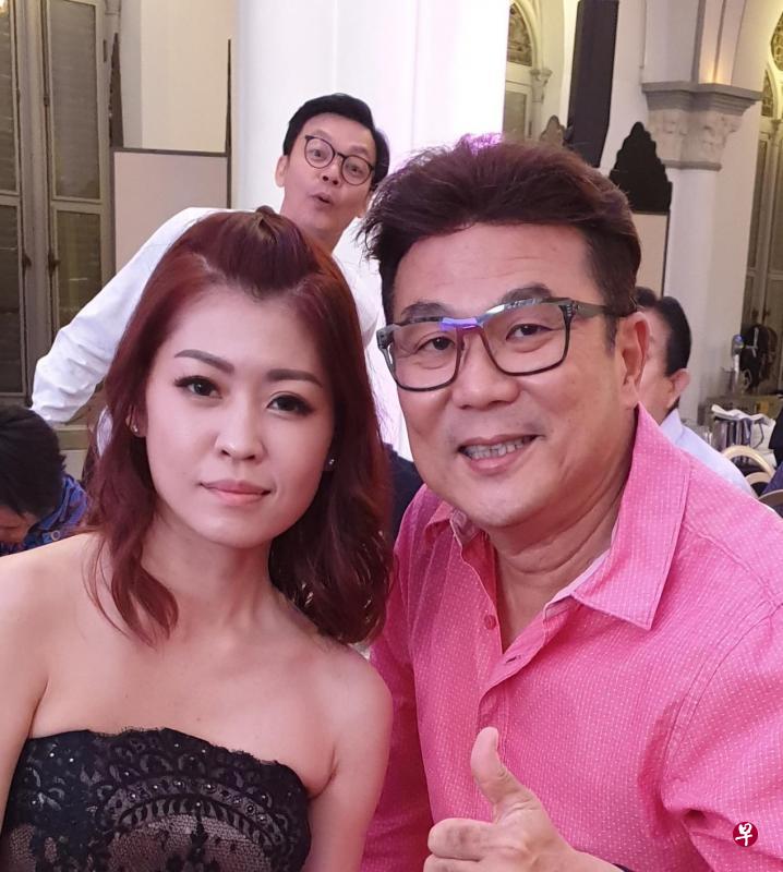 梁志强(右)与“S钩姐”合影,站在后头的李国煌似乎在强调:“她是我的签约艺人!”(梁志强提供) 梁志强(右)与“S钩姐”合影,站在后头的李国煌似乎在强调:“她是我的签约艺人!”(梁志强提供)