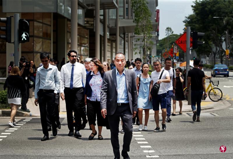工人党秘书长毕丹星（左二）、后港区议员方荣发（左三）、党主席林瑞莲（左四）和前党魁刘程强（中）昨天午餐休庭时走出法院。（林国明摄）