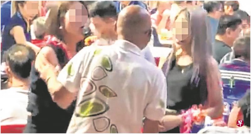 在第一段视频中，酒客的将手停留在献唱女郎的肩膀至少10秒钟。 （取自面簿）