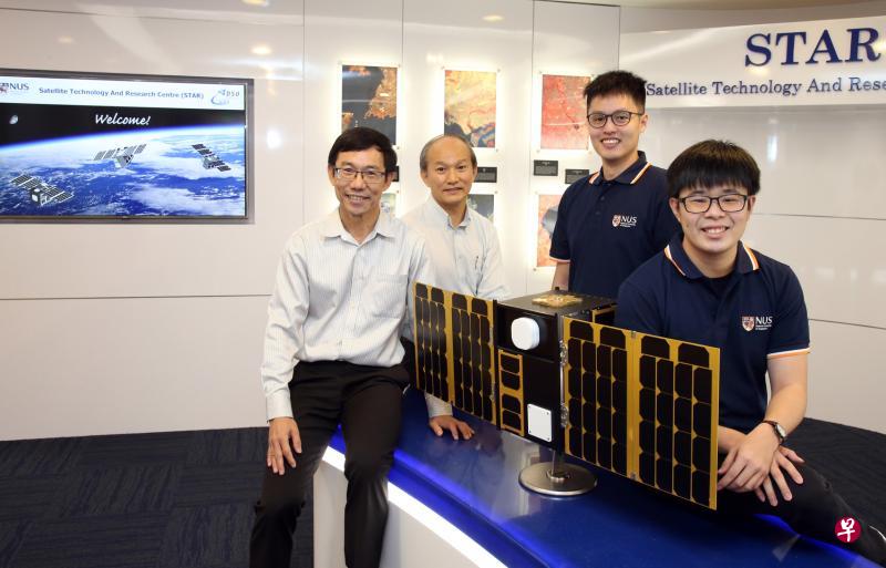 卫星科技与研究中心正在研发三颗编队飞行的小型卫星,有望成为亚洲先例。左起为卫星科技与研究中心主任卢家顺教授、来自国防科技研究院并担任此研发项目首席研究员的傅荣基博士,以及参与研发项目的两名国大四年级学生陈宏煜和王劲杰。(邝启聪摄) 卫星科技与研究中心正在研发三颗编队飞行的小型卫星,有望成为亚洲先例。左起为卫星科技与研究中心主任卢家顺教授、来自国防科技研究院并担任此研发项目首席研究员的傅荣基博士,以及参与研发项目的两名国大四年级学生陈宏煜和王劲杰。(邝启聪摄)