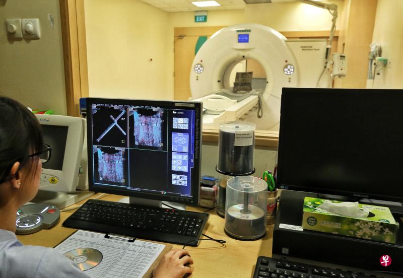 通过CT扫描,文物修复员可以看到读经台的内部结构,以及了解所使用的材质。(陈福洲摄) 通过CT扫描,文物修复员可以看到读经台的内部结构,以及了解所使用的材质。(陈福洲摄)