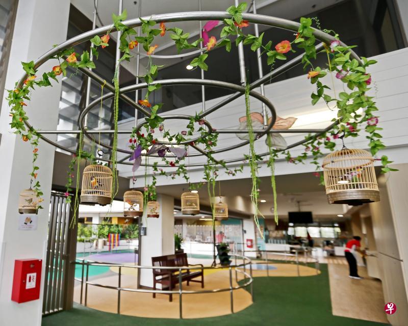 广惠肇留医院的疗养院主楼专为失智症病患设立的花园内有装着玩具鸟的鸟笼,鸟儿感应到击掌声便会唱歌娱乐病患。(严宣融摄) 广惠肇留医院的疗养院主楼专为失智症病患设立的花园内有装着玩具鸟的鸟笼,鸟儿感应到击掌声便会唱歌娱乐病患。(严宣融摄)