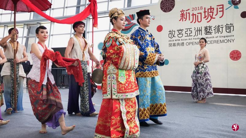 新加坡舞蹈团体“聚舞坊”受邀在台北故宫博物院南部院区的“新加坡月”开幕活动上，表演精华版舞剧《婚礼》。（黄顺杰摄）