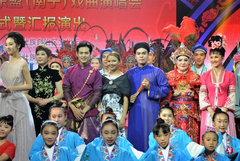 “中国东盟戏曲演唱会”闭幕礼,11国三代演员同台演出。站立者右二为作者。(作者提供) “中国东盟戏曲演唱会”闭幕礼,11国三代演员同台演出。站立者右二为作者。(作者提供)