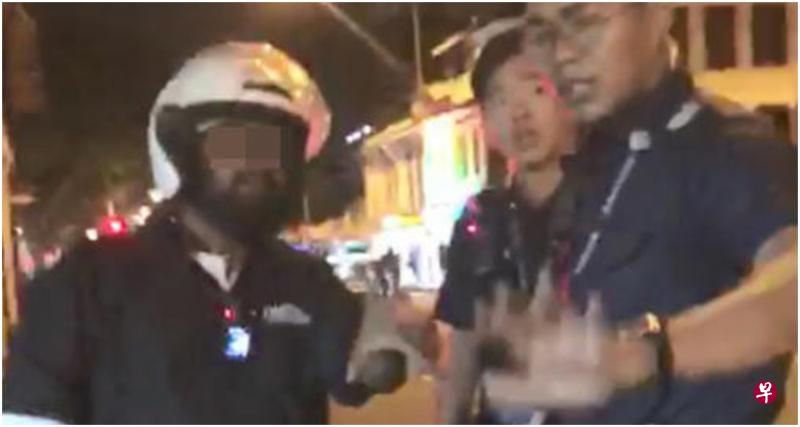 杨时铭用手机拍稽查员,告诉对方德士司机倒地不起,希望稽查员酌情处理。(受访者提供) 杨时铭用手机拍稽查员,告诉对方德士司机倒地不起,希望稽查员酌情处理。(受访者提供)
