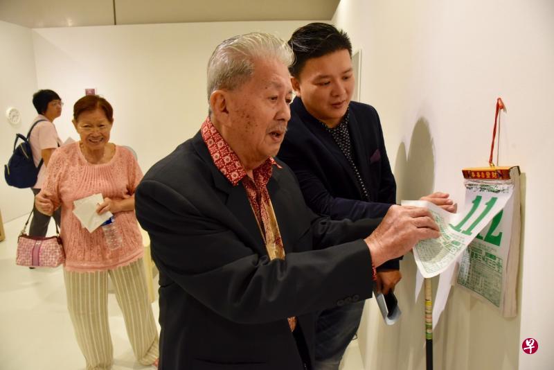 林国源(右)10年来一人照顾患病父母。父亲林山河(80岁)是失智症患者,日前也到场支持在国家设计中心举办的失智关爱节,与儿子一起参观展览。(伍书永摄) 林国源(右)10年来一人照顾患病父母。父亲林山河(80岁)是失智症患者,日前也到场支持在国家设计中心举办的失智关爱节,与儿子一起参观展览。(伍书永摄)