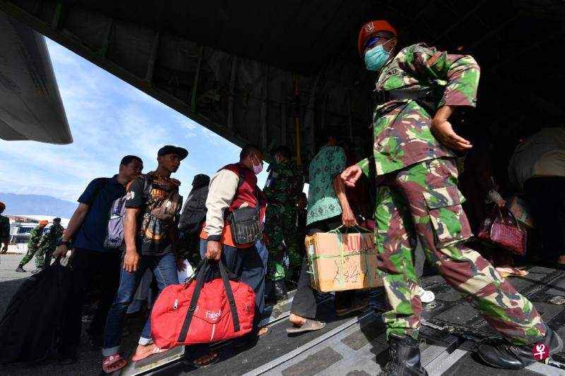 在9月28日大地震和海啸中,帕卢与周边地区受重创,数以千计的灾民无家可归。昨天,当局派来C-130军用运输飞机,将另外一批灾民疏散至望加锡(Makassar)。(法新社) 在9月28日大地震和海啸中,帕卢与周边地区受重创,数以千计的灾民无家可归。昨天,当局派来C-130军用运输飞机,将另外一批灾民疏散至望加锡(Makassar)。(法新社)