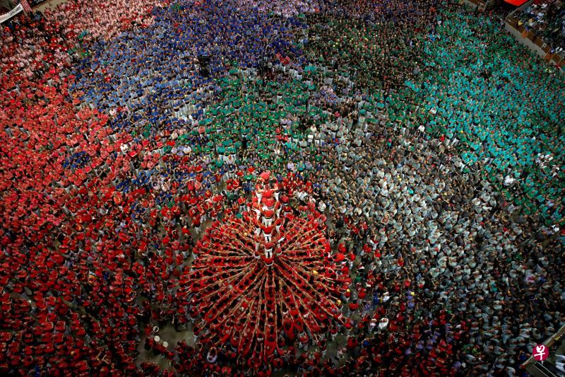 越来越多人参加叠人塔大赛,这也是加区吸引游客的一大卖点。(路透社) 越来越多人参加叠人塔大赛,这也是加区吸引游客的一大卖点。(路透社)