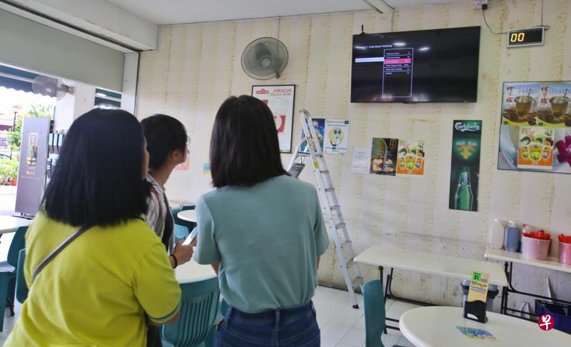 成基餐厅内的电视,昨晚(10月7日)被人插播色情影片。(取自面簿) 成基餐厅内的电视,昨晚(10月7日)被人插播色情影片。(取自面簿)