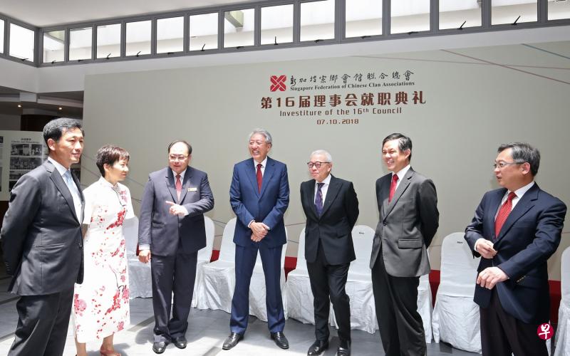 副总理张志贤(中)和多位内阁部长出席了宗乡总会新理事会就职典礼。左起为教育部长王乙康、文化、社区及青年部长傅海燕、新会长陈奕福、卸任会长蔡天宝、贸工部长陈振声和卫生部长颜金勇。(邝启聪摄) 副总理张志贤(中)和多位内阁部长出席了宗乡总会新理事会就职典礼。左起为教育部长王乙康、文化、社区及青年部长傅海燕、新会长陈奕福、卸任会长蔡天宝、贸工部长陈振声和卫生部长颜金勇。(邝启聪摄)