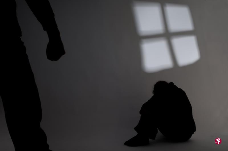 33岁代课体育老师,把患有多动症的9岁自闭男生当出气筒,被判坐牢三个月,罚款3000元。(示意图) 33岁代课体育老师,把患有多动症的9岁自闭男生当出气筒,被判坐牢三个月,罚款3000元。(示意图)