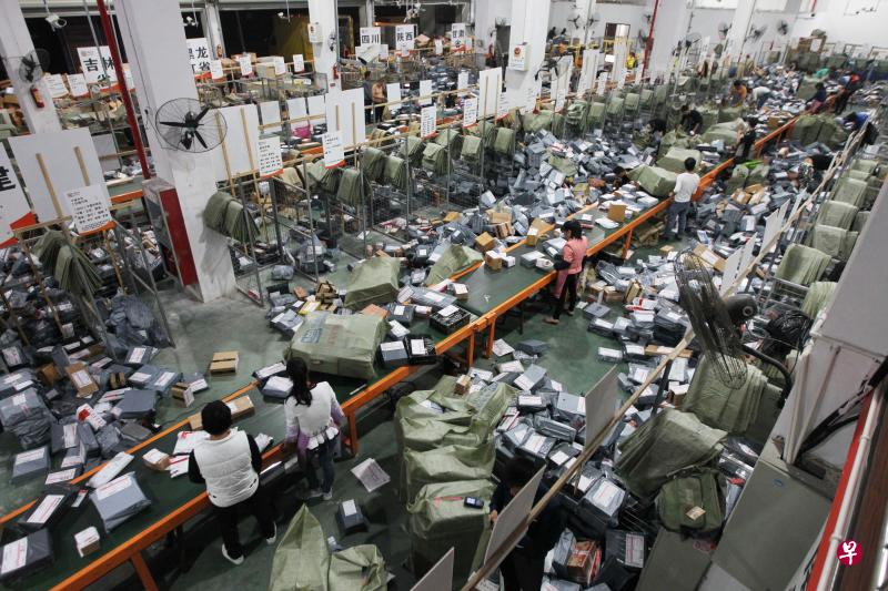 据中国国家邮政局统计,去年中国快递业务量突破400亿件,连续4年稳居世界第一。(档案照) 据中国国家邮政局统计,去年中国快递业务量突破400亿件,连续4年稳居世界第一。(档案照)