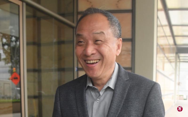 工人党前党魁刘程强昨天跟开审日一样,轻松地抵达法院,笑容满面。(邬福梁摄) 工人党前党魁刘程强昨天跟开审日一样,轻松地抵达法院,笑容满面。(邬福梁摄)