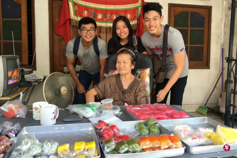 国大学生汤仁萱（后排中）与同学到泰国普吉岛研究当地的饮食文化，访问那里的小贩。（受访者提供）